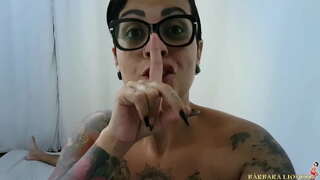 ���क महिला माथि wakes मा थिच्नुहोस् र यो संग समाप्त दूध तल dripping पक्ष