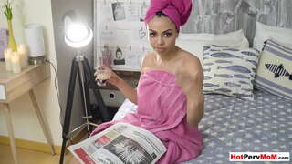 ���ොකු boobed ලැටිනා කූගාර් අම්මේ පිට නැඟ ඇගේ stepsons ඩික්