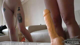 ���ುಂಪು ಮರಿಗಳು ಪ್ರಯತ್ನಿಸುತ್ತಿರುವ ವಿವಿಧ ಕೃತಕ ಲಿಂಗ ನೋಡಲು ಹೇಗೆ ದೊಡ್ಡ ತುಂಬಾ ದೊಡ್ಡ