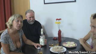 Uzuri vijana kufanya ngono na umri wa wanandoa