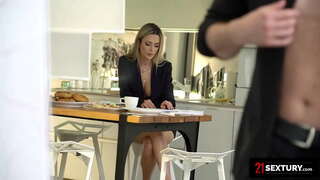 Ruminiya Boba uning kun boshlash uchun yaxshi eshak fucking sevadi