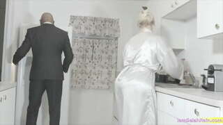 Айыл Рейнс Возьми Бул Белок, Упакованный Би-Би-си Сыяктуу эч нерсе башка.