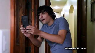 Dildo នៅក្នុងផ្កាឈូកជ្រៅរន្ធគូថនៅលើគ្រែ