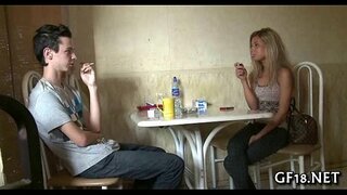 Drengen sidder og stirrer Drengen sidder og stirrer