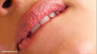 Lena kry haarself af deur met vingers te masturbeer en dildo om My Pienk te Gee Lena kry haarself af deur met vingers te masturbeer en dildo om My Pienk te Gee