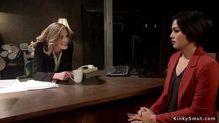 Blonda lesbian anal fucks bruna dua oficiro kun rimeno sur koko