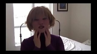 Žena nosi žensku masku i igra se s dildo