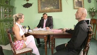 ���ो सींग का बना हुआ शिक्षक शरारती कॉलेज बेब मिया लियोन को बड़े जुगर्स के साथ दंडित करते हैं