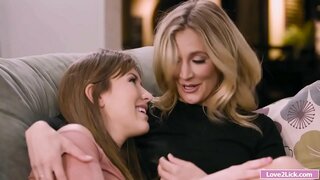 Өгөй эне алат өзүнүн задницу дрочит жана лижет падчерица