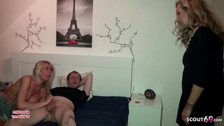 Geile MILF mit Mega Titten erwischt ihre beste Freundin beim rummachen und laesst sich zum Dreier ueberreden Geile MILF mit Mega Titten erwischt ihre beste Freundin beim rummachen und laesst sich zum Dreier ueberreden