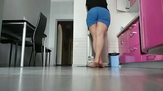 - Апам ойнойт на кухне. Абдан возбужденная жана суу киска