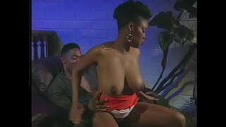 чорний хлопець полизав кицьку заростлої чорної красуні і трахнув її в доггі-стайл на стільці